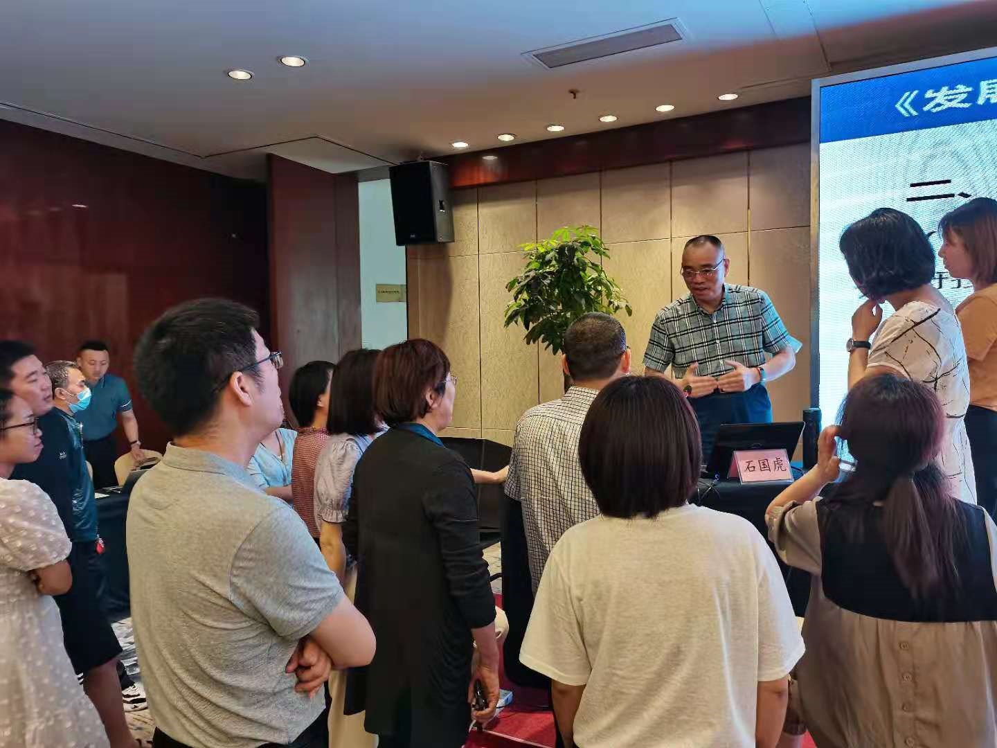 两位老师解答学员问题2.jpg