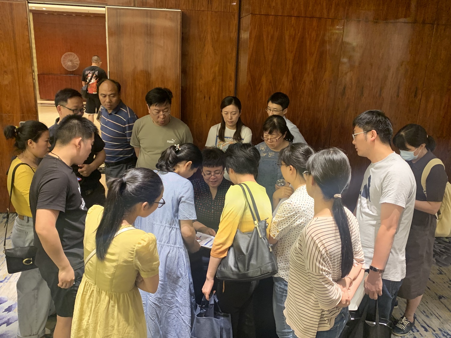 两位老师解答学员问题1.jpg