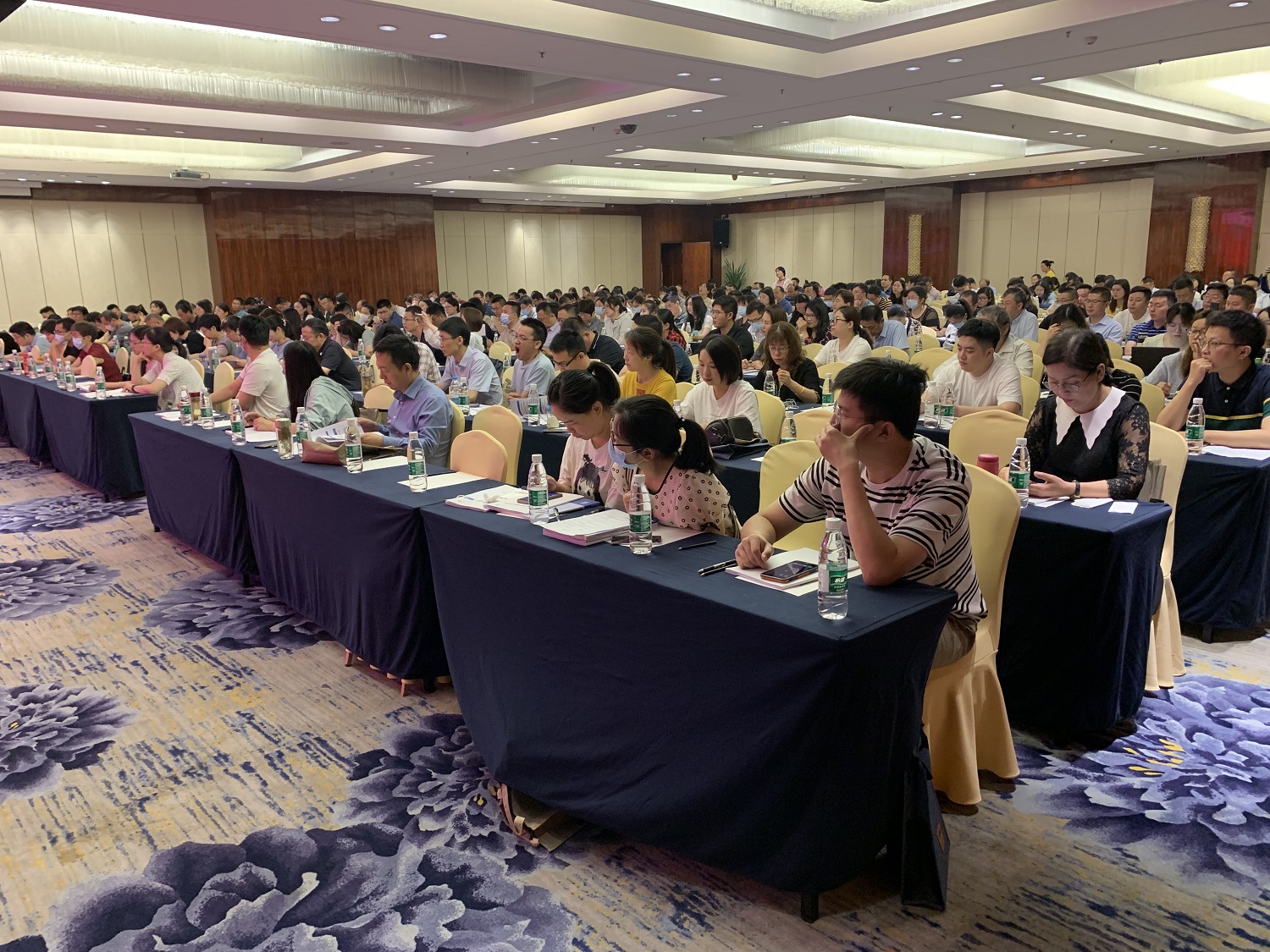 学员认真听课.jpg